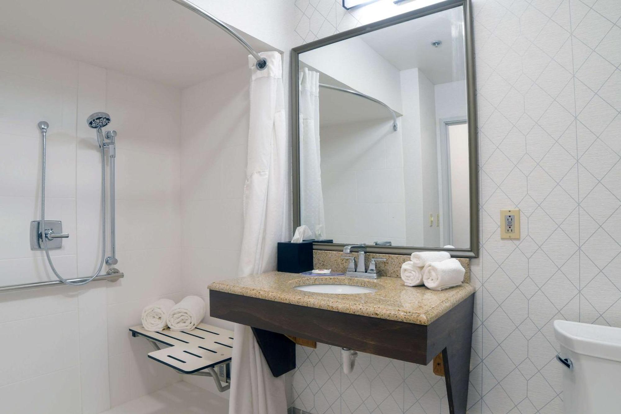 Comfort Inn & Suites Nw Milwaukee Germantown Ngoại thất bức ảnh