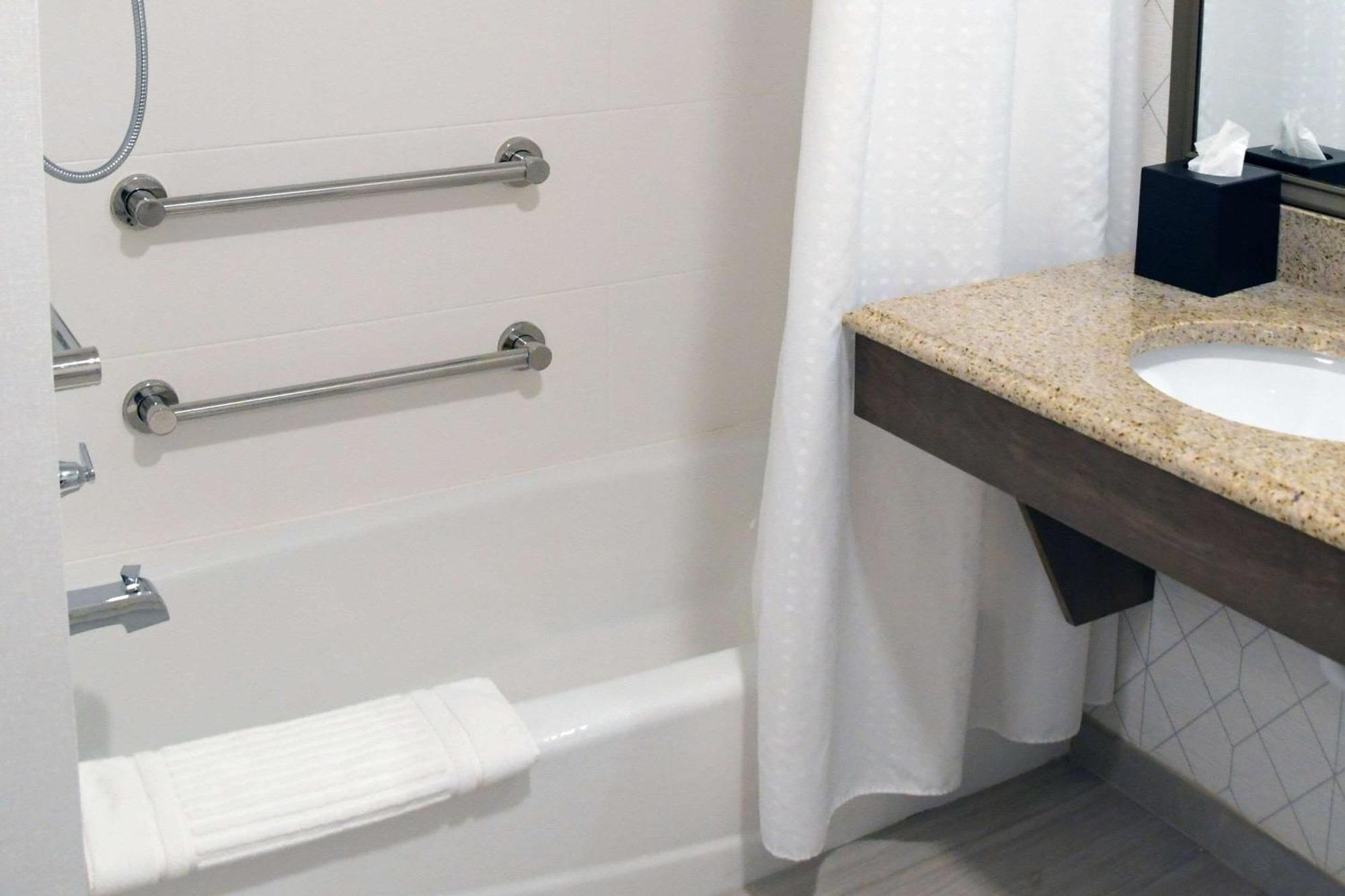 Comfort Inn & Suites Nw Milwaukee Germantown Ngoại thất bức ảnh