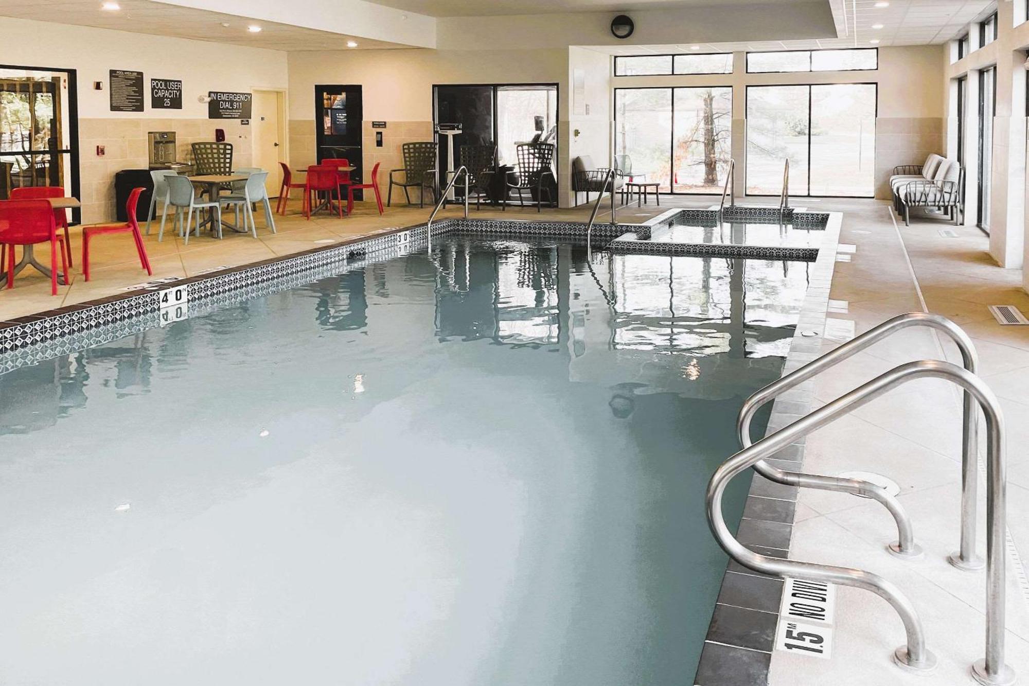 Comfort Inn & Suites Nw Milwaukee Germantown Ngoại thất bức ảnh